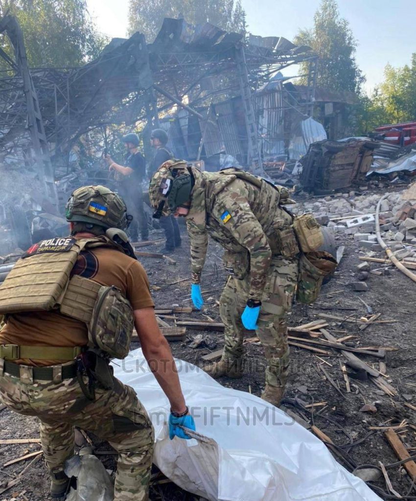 По ж/д составу в поселке Буды Харьковской области прилетело два "Искандера", сообщают украинские власти