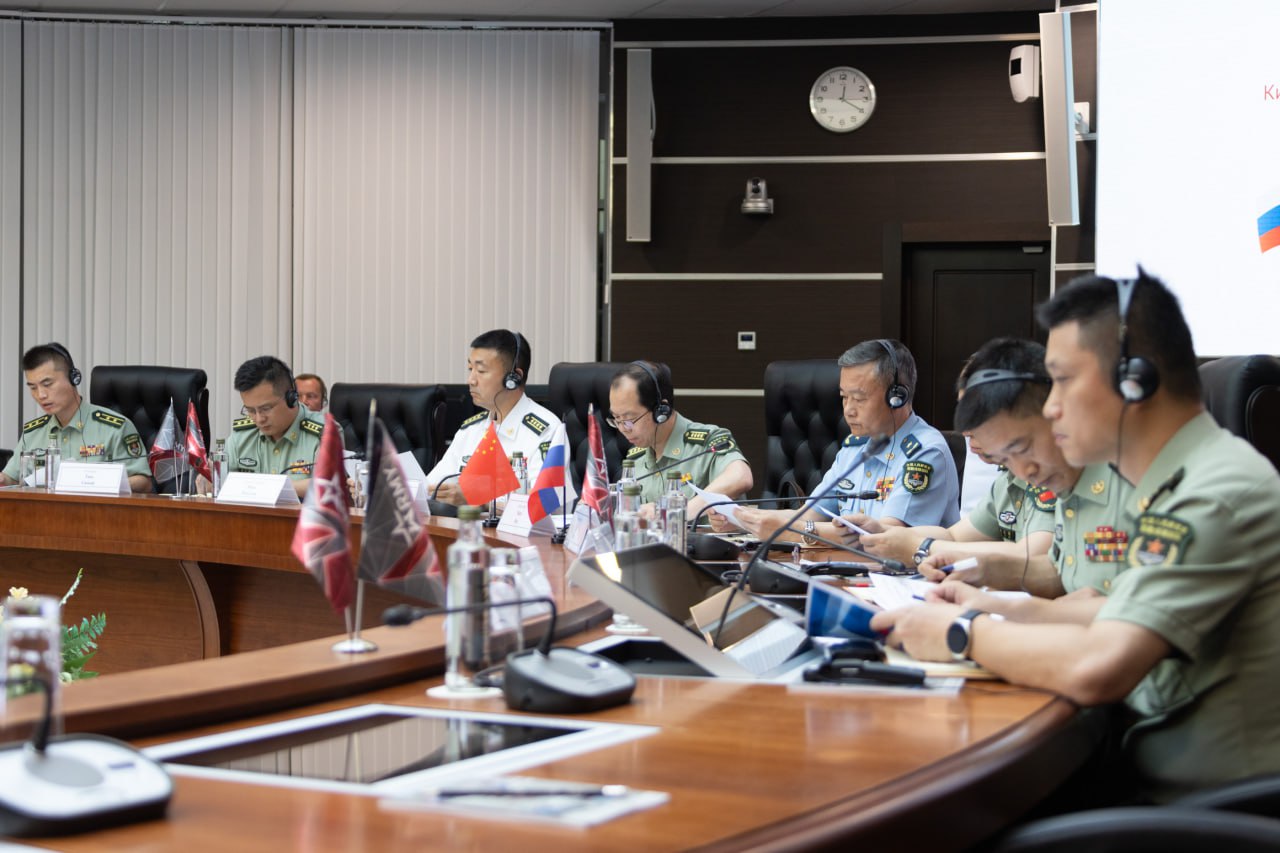 Замминистра обороны РФ генерал-лейтенант Андрей Булыга провел переговоры с китайским коллегой генерал-майором Чжаном Фаном