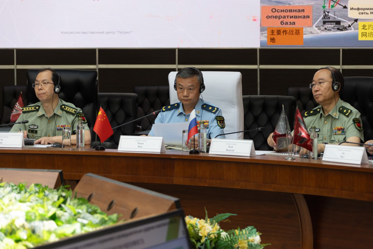 Замминистра обороны РФ генерал-лейтенант Андрей Булыга провел переговоры с китайским коллегой генерал-майором Чжаном Фаном