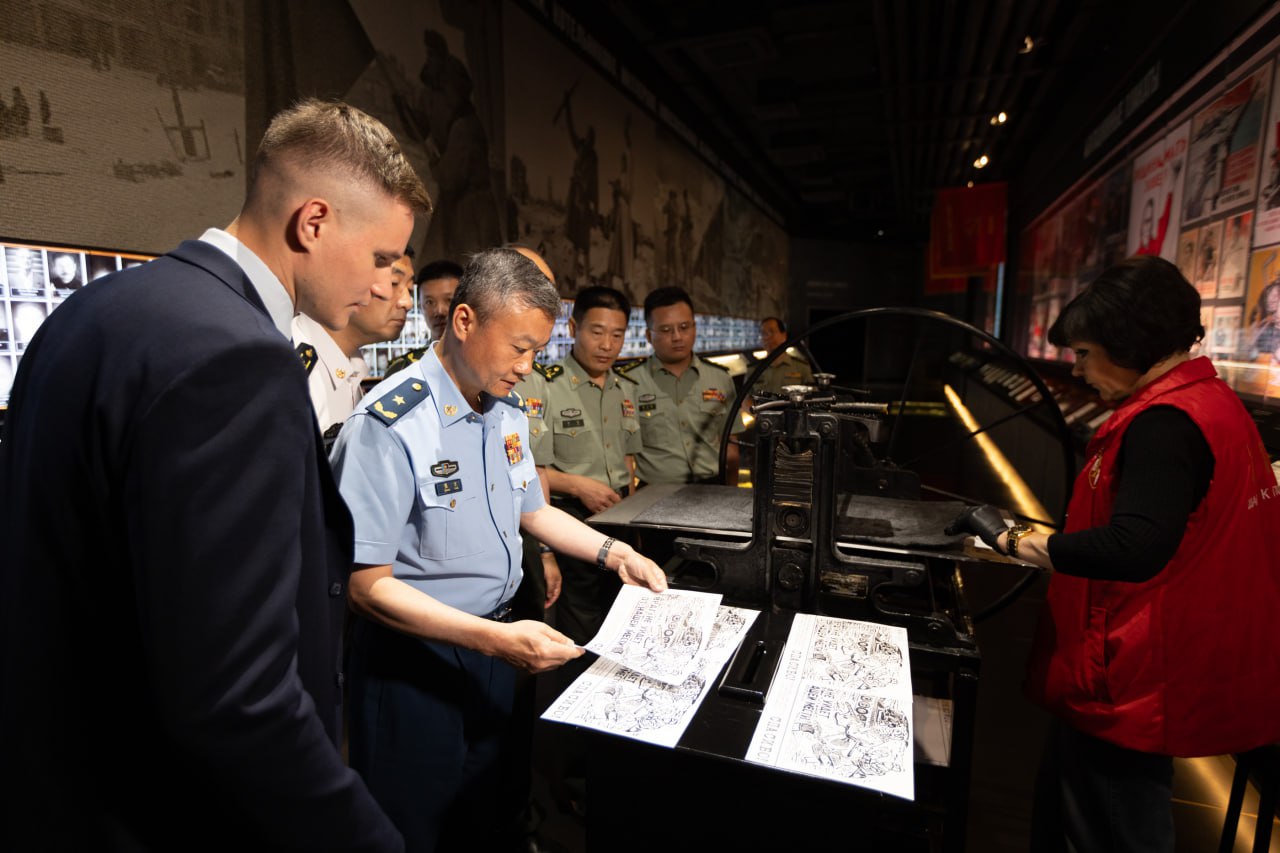 Замминистра обороны РФ генерал-лейтенант Андрей Булыга провел переговоры с китайским коллегой генерал-майором Чжаном Фаном