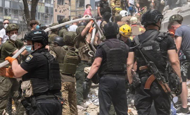 Как «раненого» врача из Охматдета готовили к съемке для обложек западных СМИ