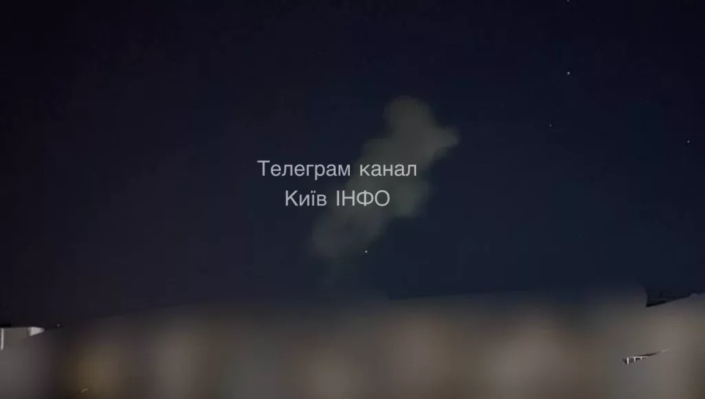 Украинские ТГ-каналы сообщают, что над городом Бровары, который плотно прилегает к Киеву, поднимается дым