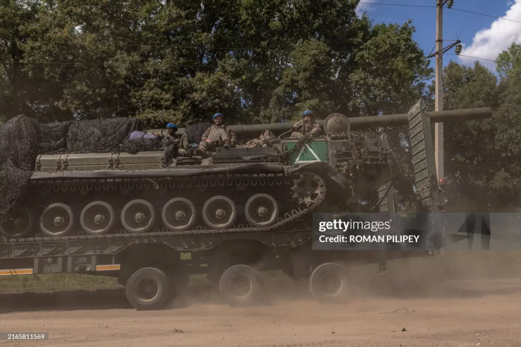 Украинские БТР-60ПБ и 203-мм "Пионы" на границе Сумской и Курской областей