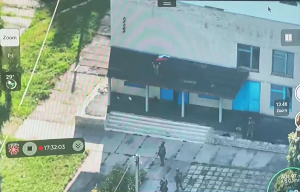 Украинские солдаты возле Дома культуры в деревне Внезапное Кореневского района Курской области