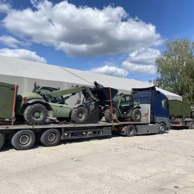 Литва передала Украине погрузчики, прицепы и раскладные кровати в рамках нового пакета военной помощи