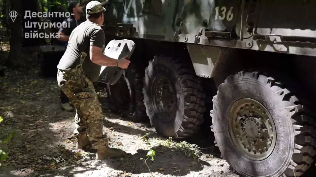 Бронетранспортёры M1132 ESV и M1126 Stryker тралом LWMR 82-й ОДШБр ВСУ в Курской области