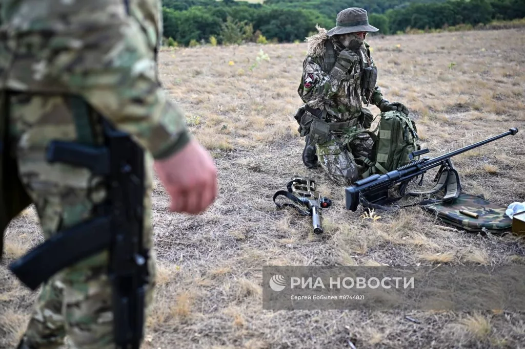 Снайперы добровольческого отряда специального назначения «Рысь» действующего в составе группировки войск «Юг»