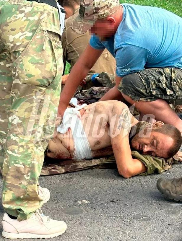 Кадры взятия в плен украинских оккупантов в Курской области — бойцы ВС РФ вместе с волонтерами захватили четырех боевиков