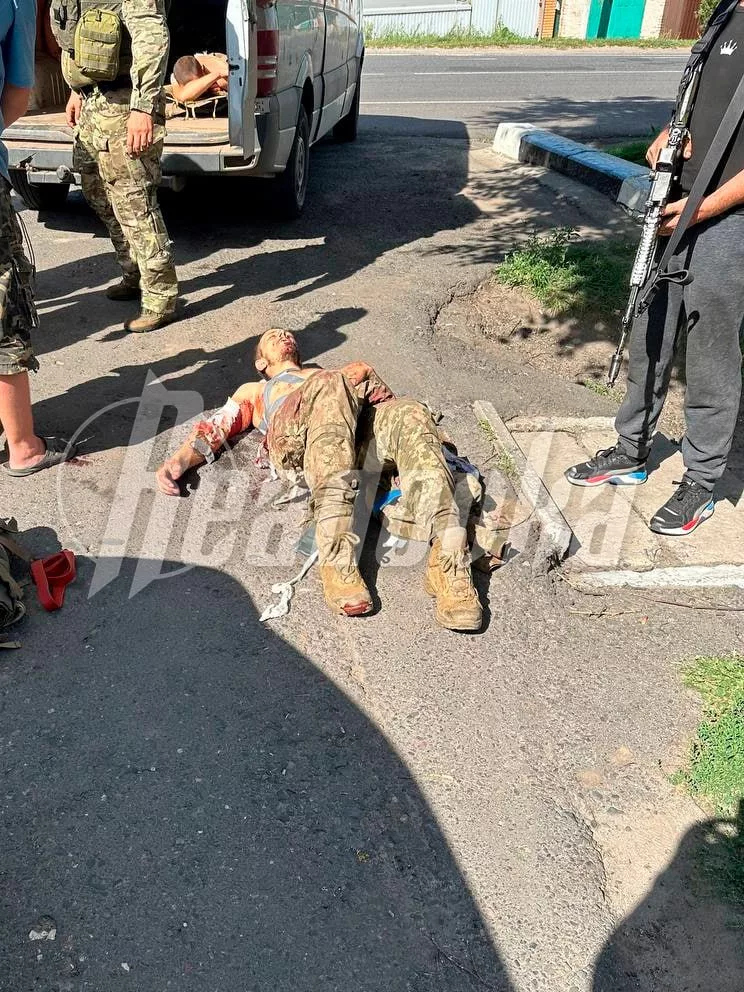 Кадры взятия в плен украинских оккупантов в Курской области — бойцы ВС РФ вместе с волонтерами захватили четырех боевиков