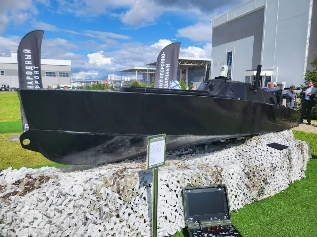 На форуме «Армия-2024» был представлен безэкипажный катер «Мурена 300С», разработанный КБ ЦБС