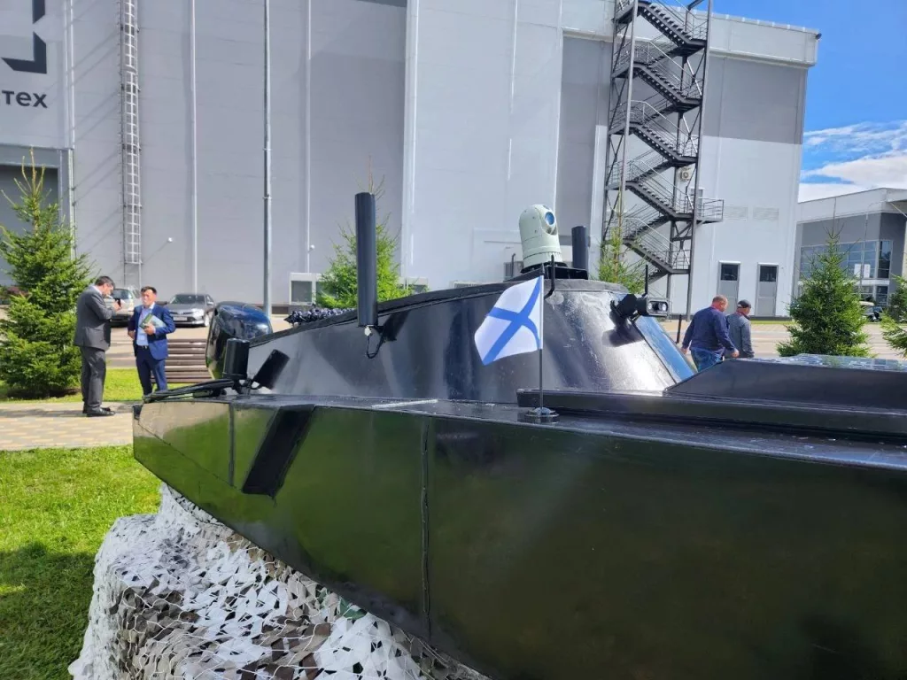 На форуме «Армия-2024» был представлен безэкипажный катер «Мурена 300С», разработанный КБ ЦБС