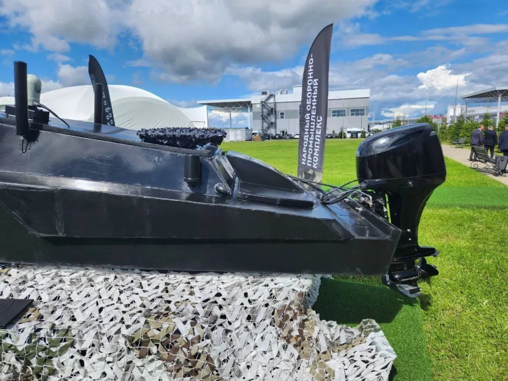 На форуме «Армия-2024» был представлен безэкипажный катер «Мурена 300С», разработанный КБ ЦБС