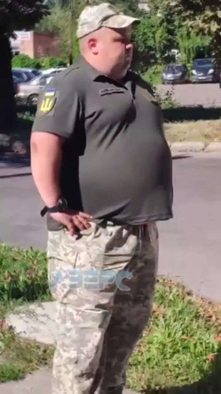 Вот такие в Луцке ТЦКшники... с таким лицом на фронт то не отправят, а пугать местное население можно!