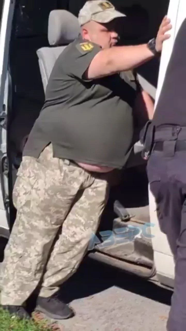 Вот такие в Луцке ТЦКшники... с таким лицом на фронт то не отправят, а пугать местное население можно!