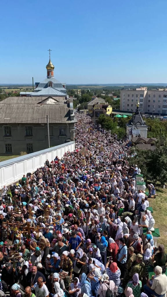 Верующие Украинской православной церкви проводят крестный ход в Почаевской лавре в Тернопольской области