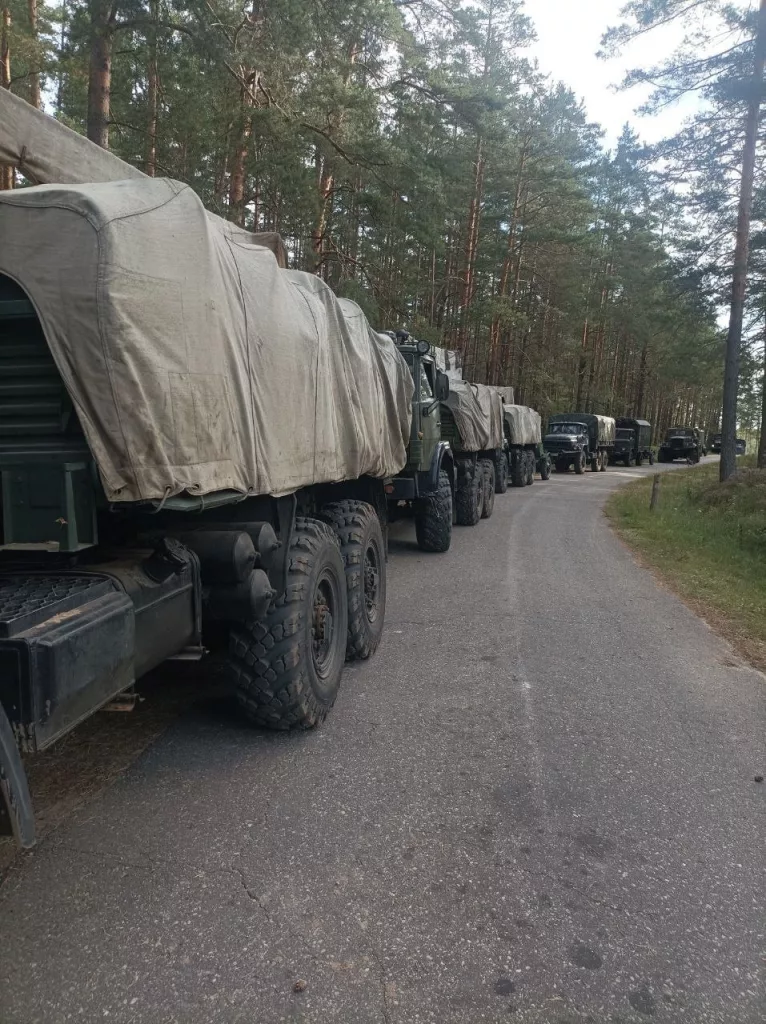 Кадры переброски тяжелой техники белорусской армии к границе с Украиной