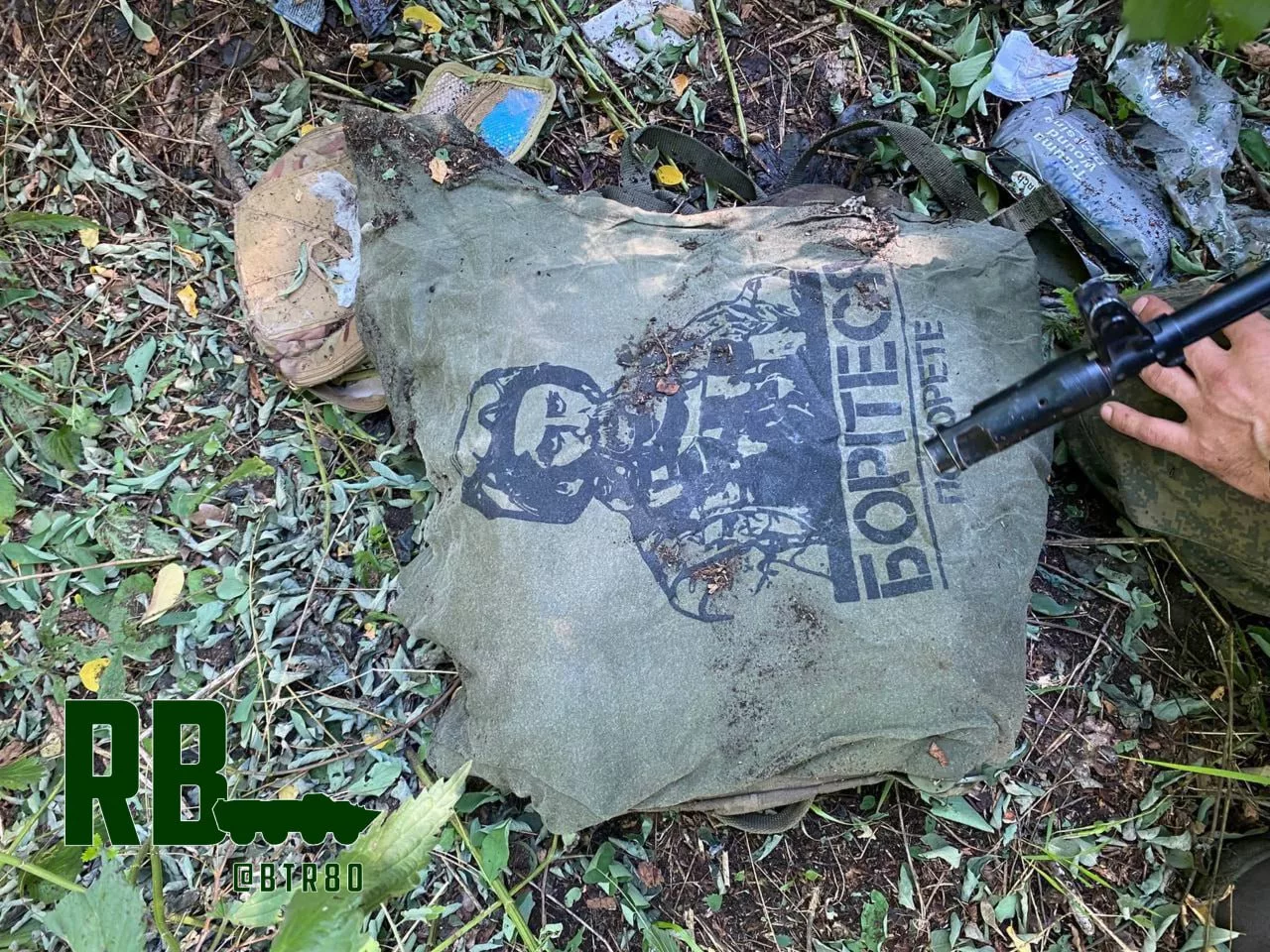 Трофеи разведчиков группировки «Центр» на захваченных позициях ВСУ: от М16 и гранатометов до приветов с того света