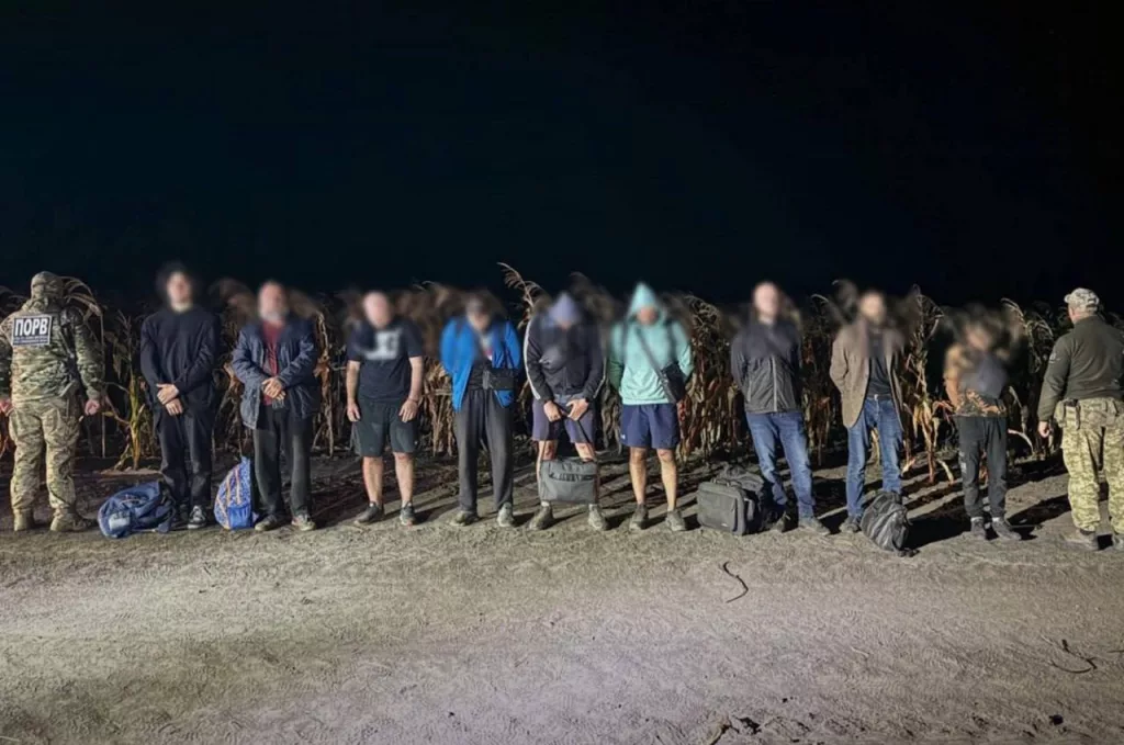 16-летний подросток пытался переправить в Молдову 8 уклонистов