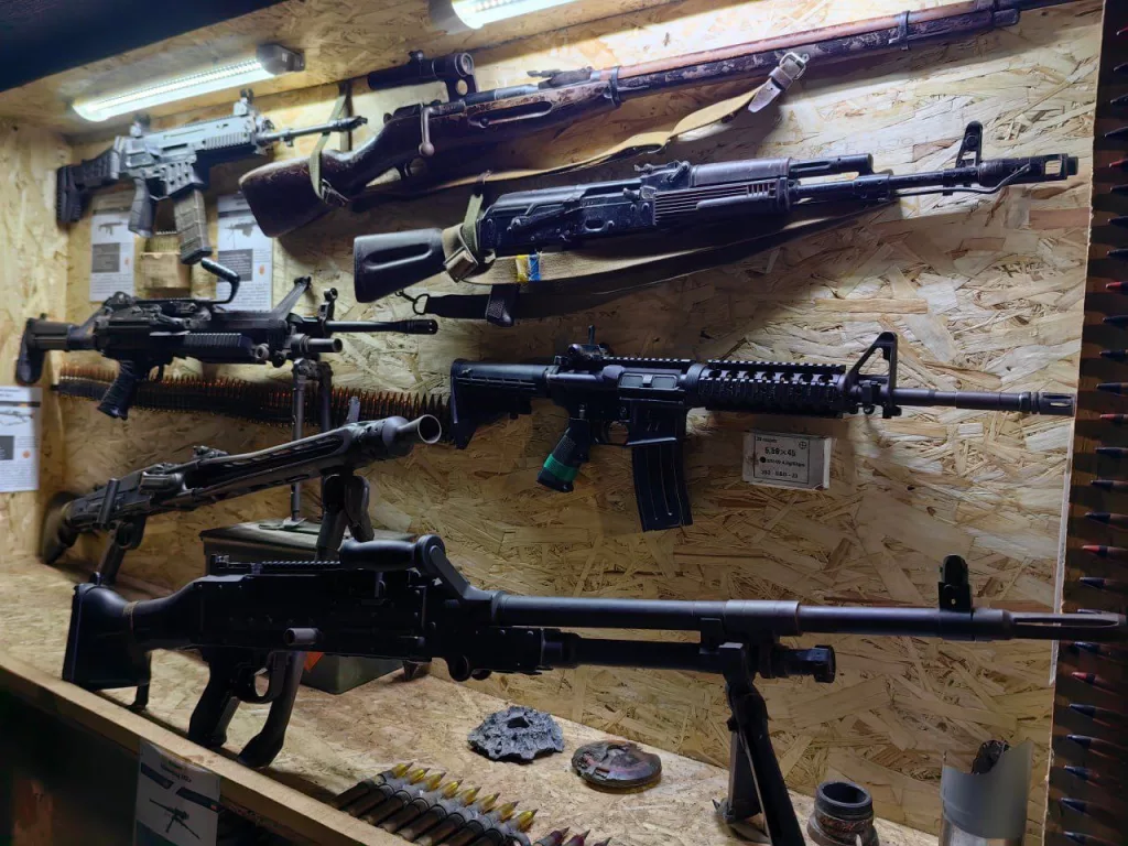 В отличии от первых дней войны, сегодня наши бойцы не удивляются наличию у противника тех или иных образцов западных образцов вооружения и техники