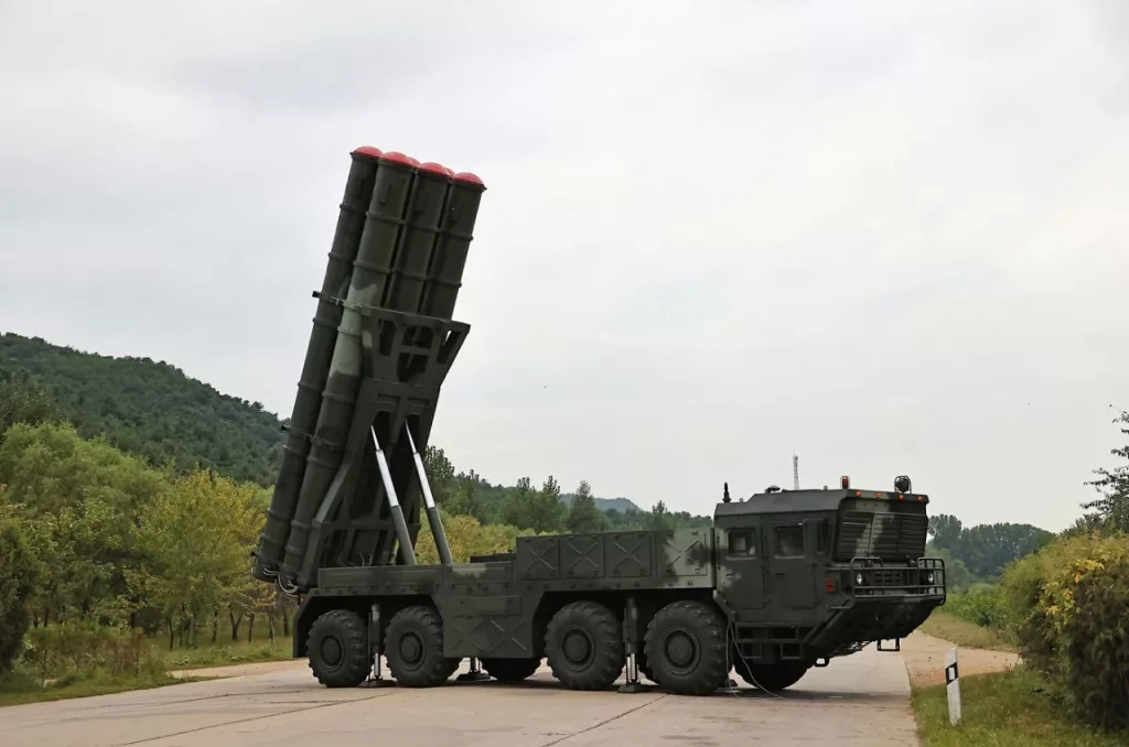 Как и ожидалось, показанная недавно на заводе новая ракетная установка, снова появилась в материалах СМИ КНДР