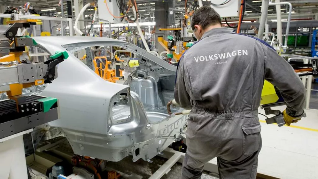 Volkswagen может сократить более 15 тыс. сотрудников из-за закрытия своих заводов