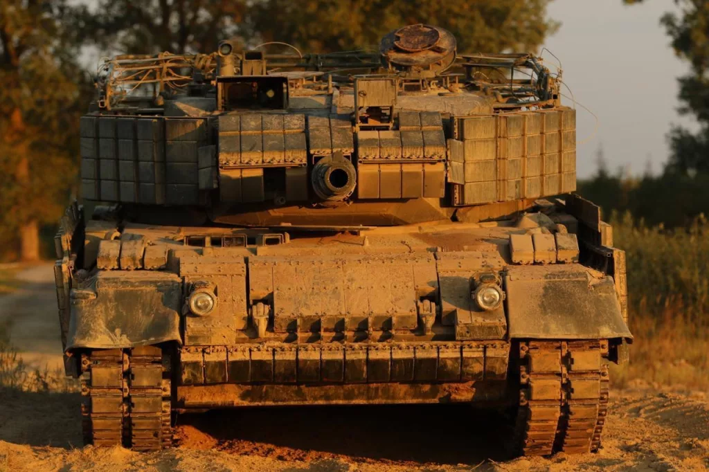 Танки Leopard 1A5DK 5-й танковой бригады ВСУ, оборудованные блоками динамической защиты «Контакт-1» и складными антидроновыми козырьками