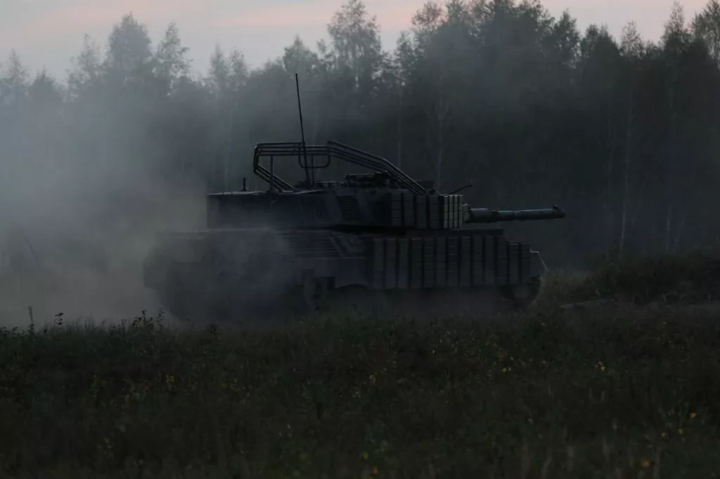 Танки Leopard 1A5DK 5-й танковой бригады ВСУ, оборудованные блоками динамической защиты «Контакт-1» и складными антидроновыми козырьками