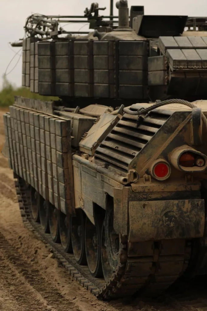 Танки Leopard 1A5DK 5-й танковой бригады ВСУ, оборудованные блоками динамической защиты «Контакт-1» и складными антидроновыми козырьками