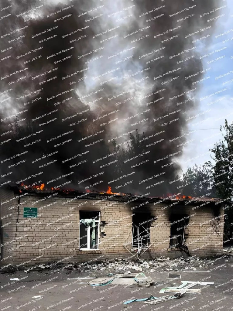 Сегодня около 13:30 российские войска нанесли повторный ракетный удар по территории Мирноградской центральной городской больницы, которая уже целью ударов 11 сентября 2024 года