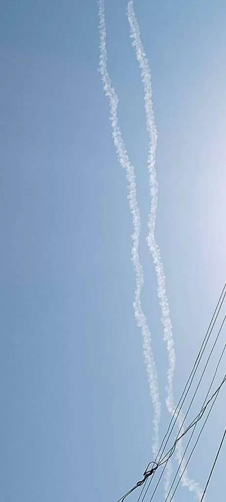 Утро в Белгороде: ПВО отражает атаку на город. В небе сбиты воздушные цели.