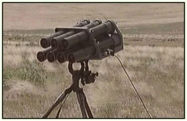 В свете дискуссий про 60-мм минометы и подручные РСЗО, в качестве средств повышения возможностей артиллерии в звене батальон и ниже, нельзя не вспомнить про одно очень необычное оружие