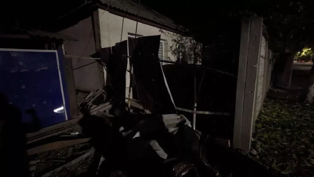 Последствия падения беспилотника ВСУ в Луганске, где повреждены четыре жилых дома