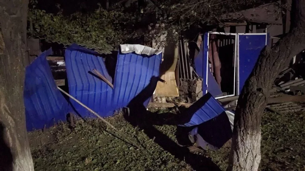 Последствия падения беспилотника ВСУ в Луганске, где повреждены четыре жилых дома