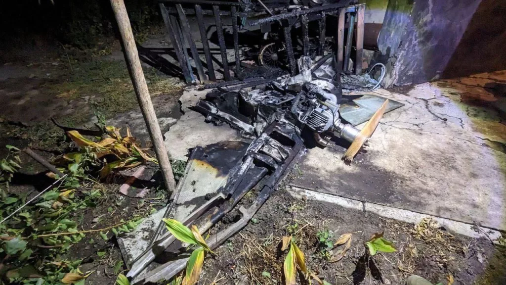 Последствия падения беспилотника ВСУ в Луганске, где повреждены четыре жилых дома