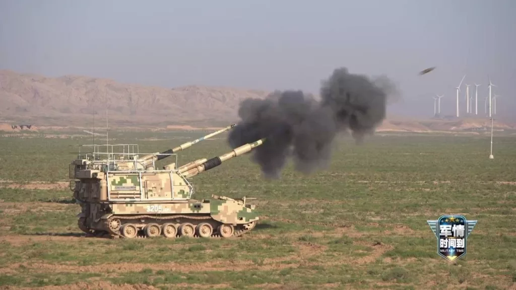 155-мм САУ PLZ-05A 76-й артиллерийской бригады НОАК, оснащённые протидроновыми козырьками и защитными экранами по периметру башни