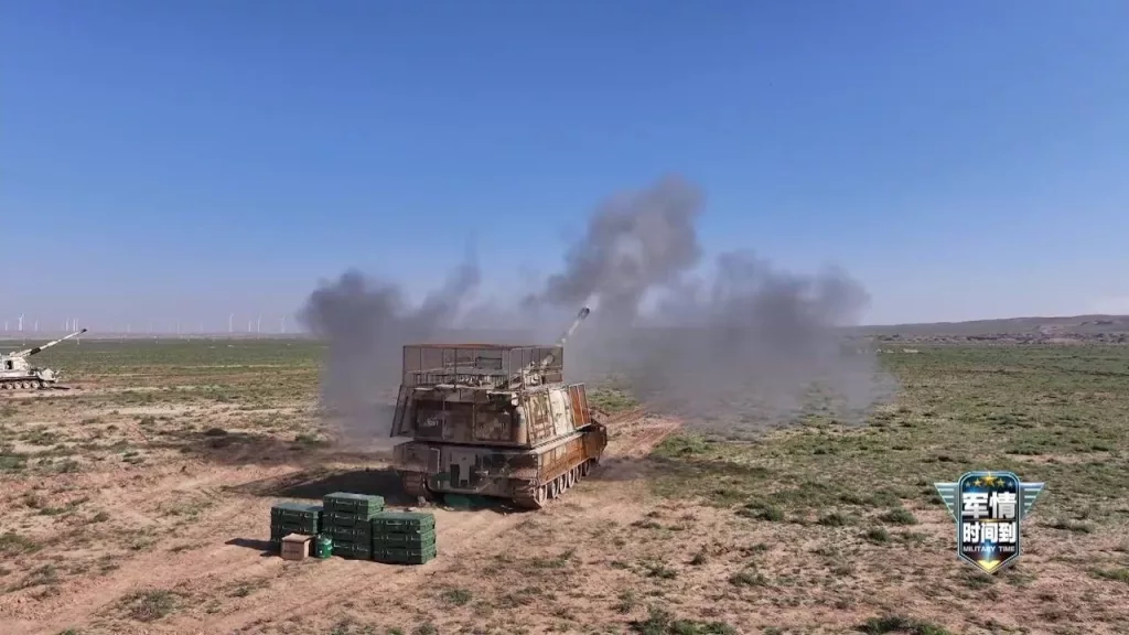 155-мм САУ PLZ-05A 76-й артиллерийской бригады НОАК, оснащённые протидроновыми козырьками и защитными экранами по периметру башни