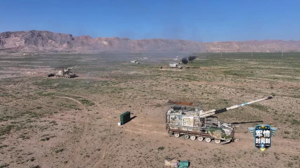 155-мм САУ PLZ-05A 76-й артиллерийской бригады НОАК, оснащённые протидроновыми козырьками и защитными экранами по периметру башни