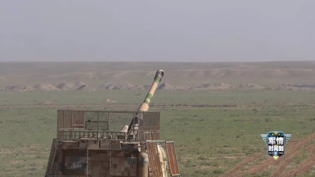 155-мм САУ PLZ-05A 76-й артиллерийской бригады НОАК, оснащённые протидроновыми козырьками и защитными экранами по периметру башни