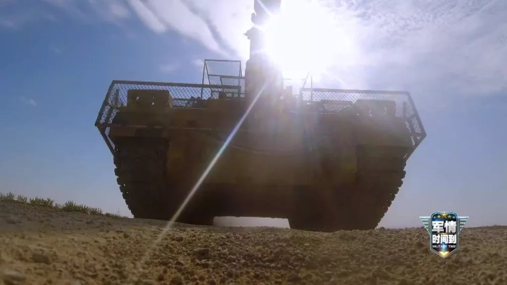 155-мм САУ PLZ-05A 76-й артиллерийской бригады НОАК, оснащённые протидроновыми козырьками и защитными экранами по периметру башни