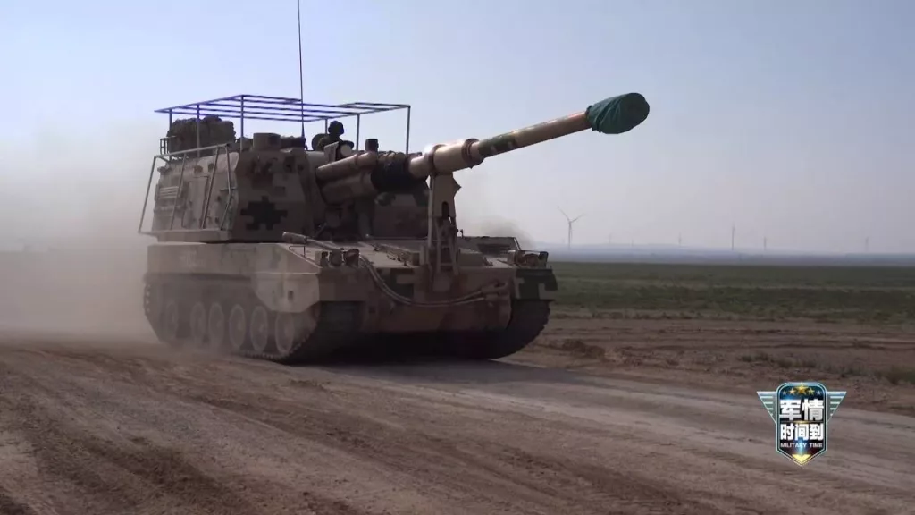 155-мм САУ PLZ-05A 76-й артиллерийской бригады НОАК, оснащённые протидроновыми козырьками и защитными экранами по периметру башни