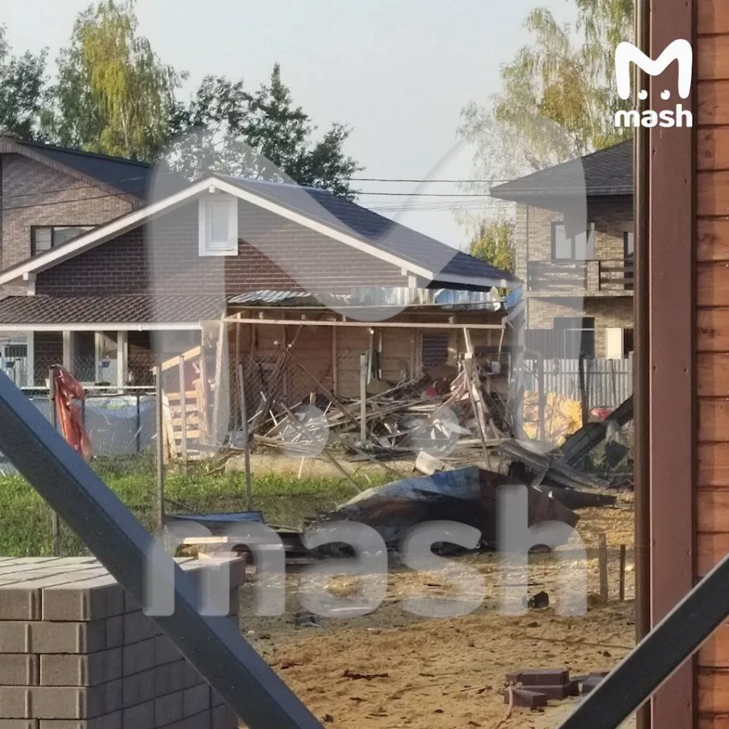 Украинский беспилотник упал рядом с жилыми домами в Раменском районе Подмосковья