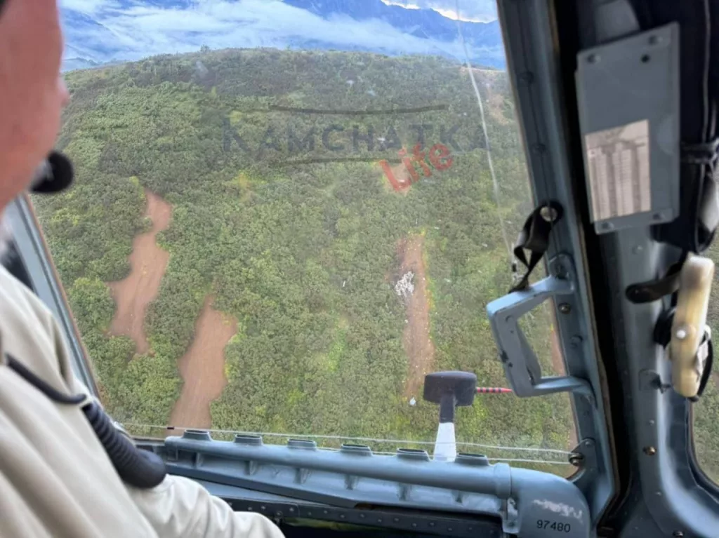 Вертолет Ми-8 разбился на Камчатке, врезавшись в сопку, появились первые кадры с места крушения