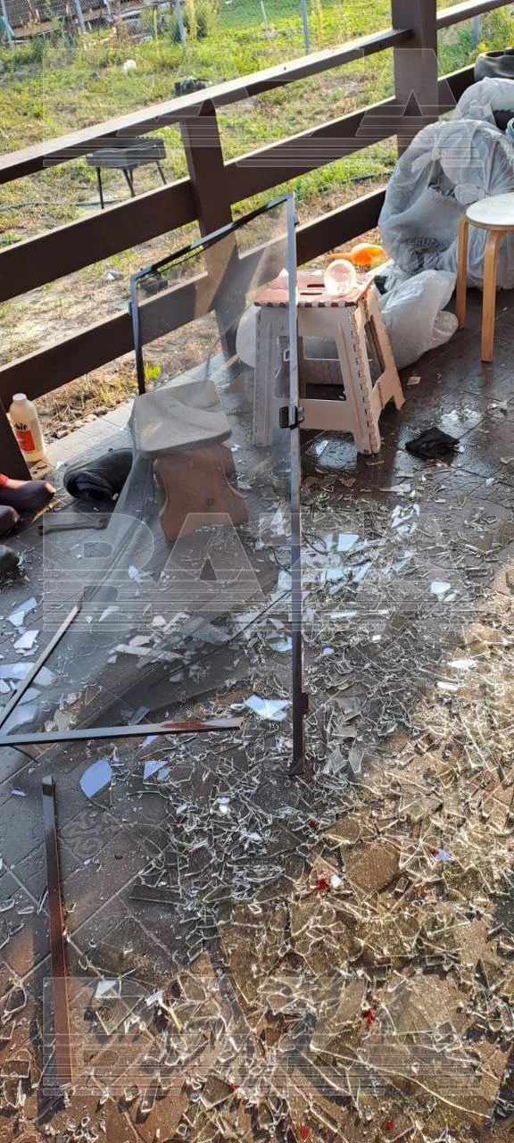 Последние секунды перед ударом дрона в Подмосковье и последствия взрыва: дырки в заборах, перевернутая мебель и остатки БПЛА