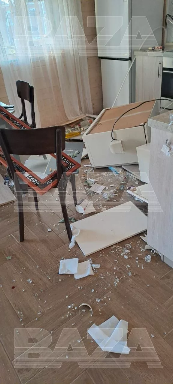 Последние секунды перед ударом дрона в Подмосковье и последствия взрыва: дырки в заборах, перевернутая мебель и остатки БПЛА