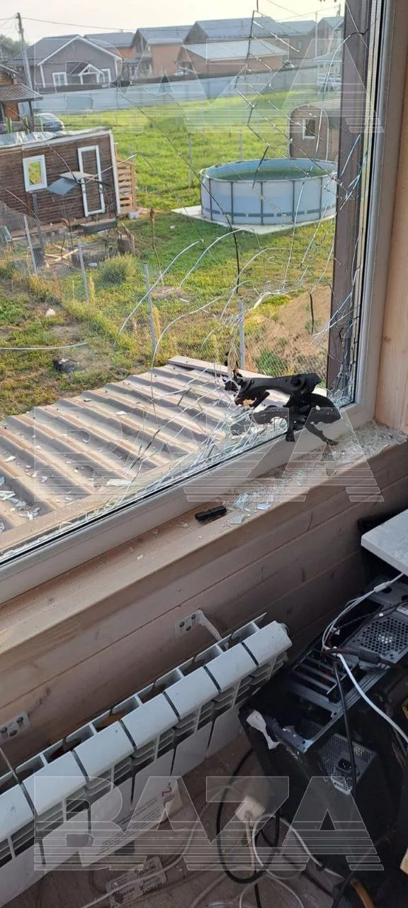 Последние секунды перед ударом дрона в Подмосковье и последствия взрыва: дырки в заборах, перевернутая мебель и остатки БПЛА