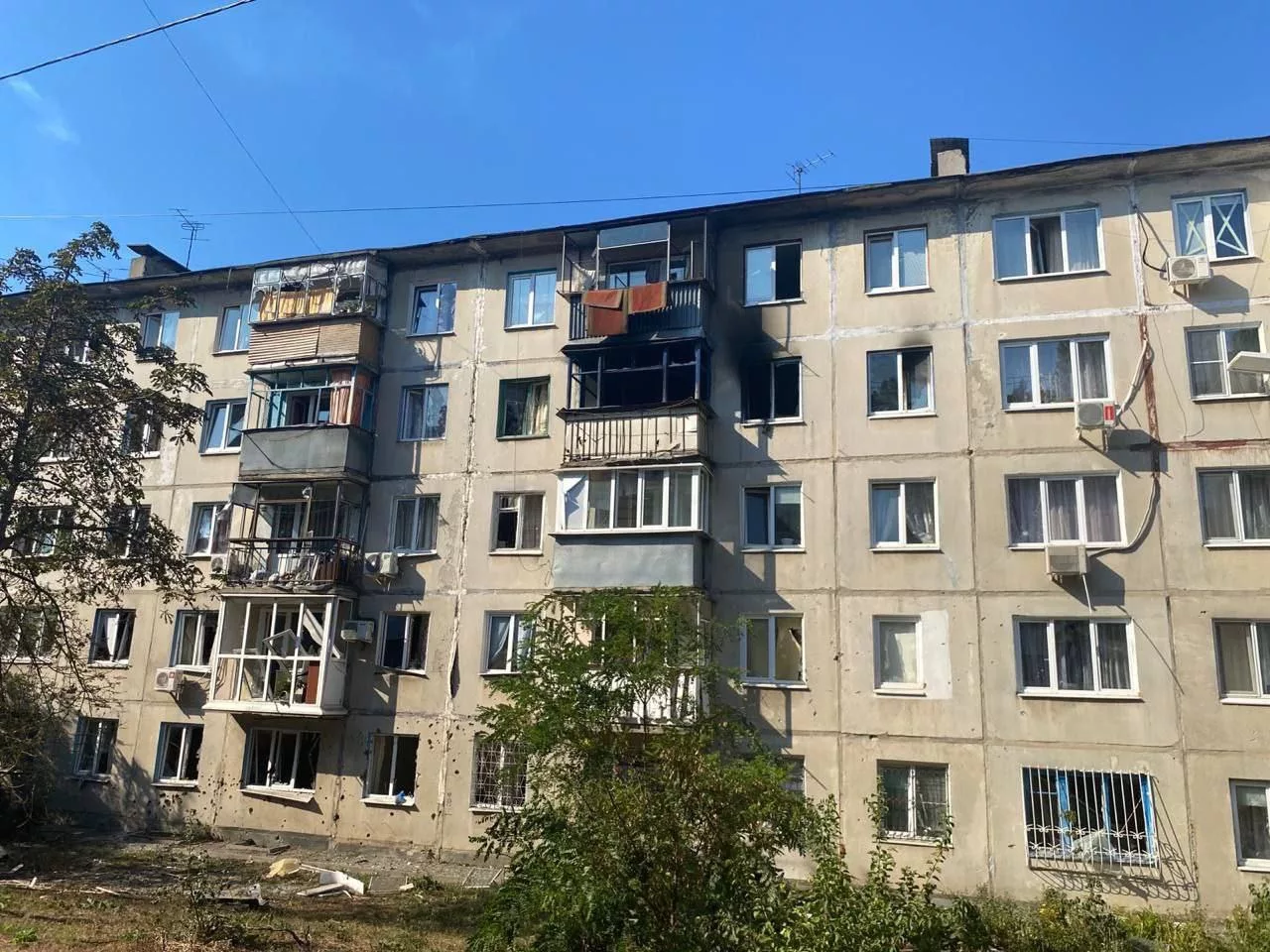 Враг нанёс удар по центру Белгороду, повреждая дома, машины и калеча людей