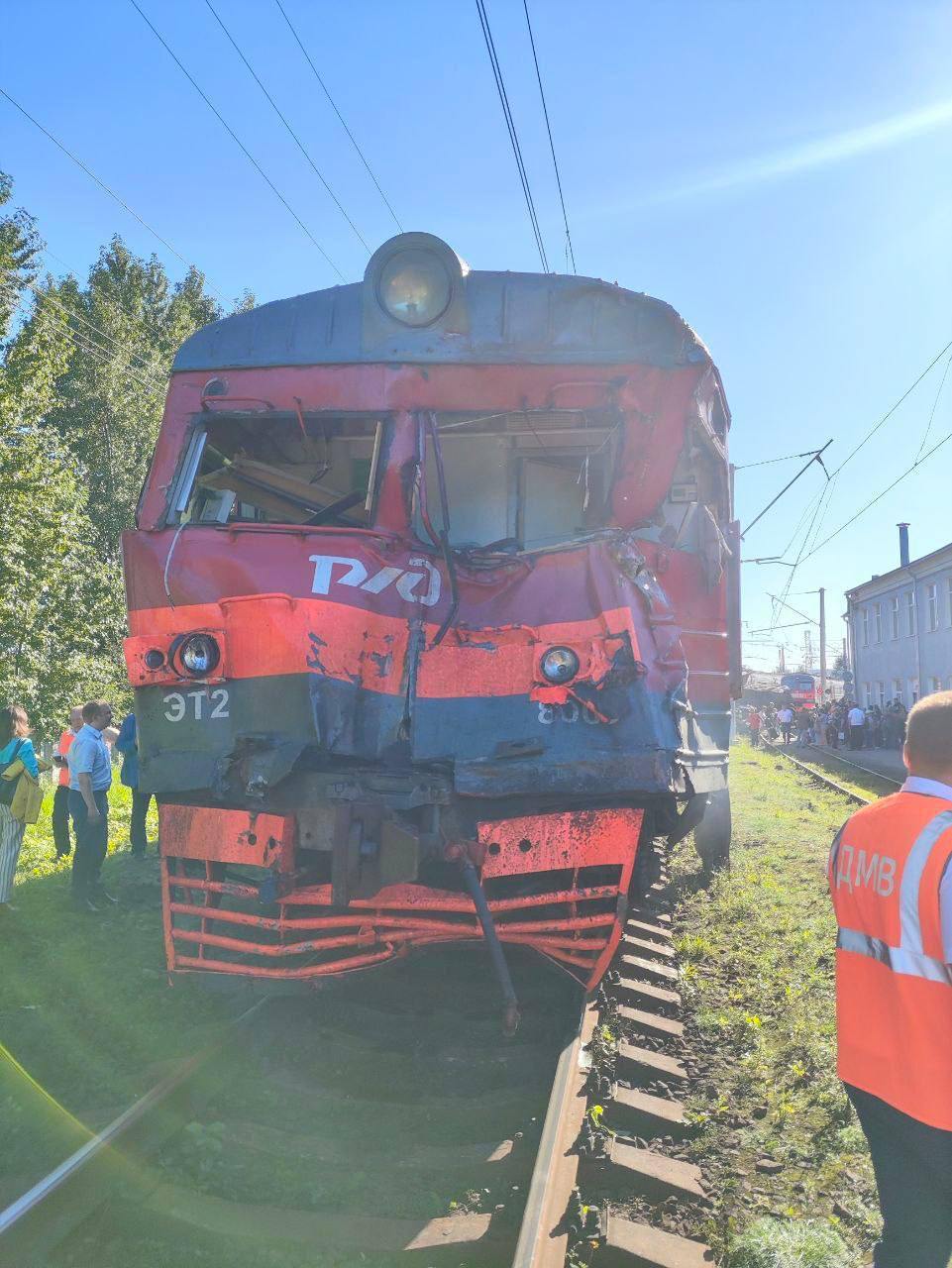 В Ленинградской области грузовик врезался в электричку