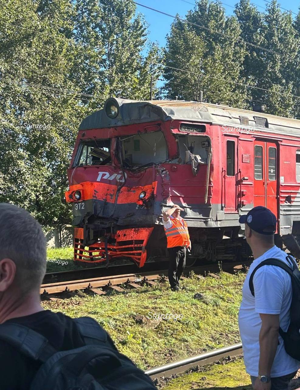 В Ленинградской области грузовик врезался в электричку