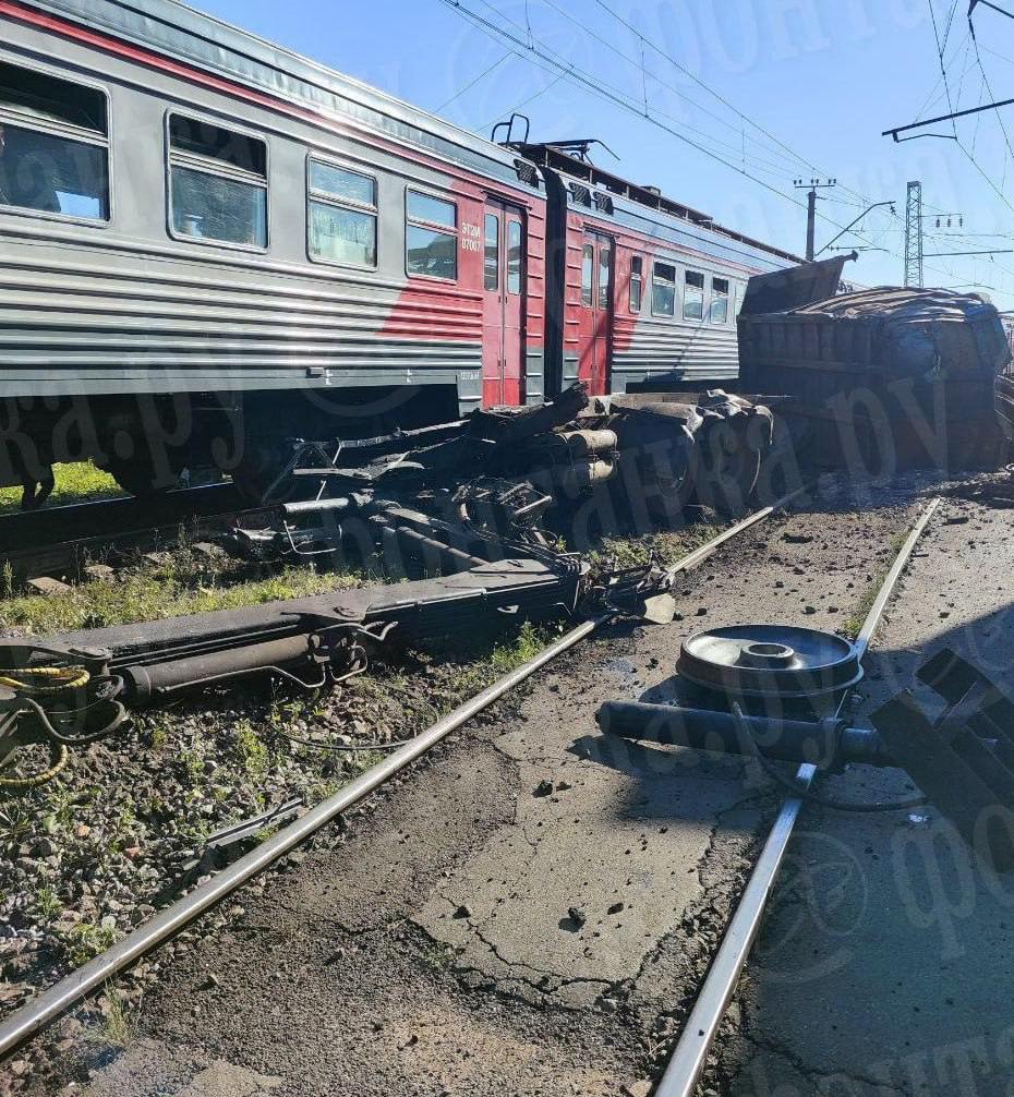 В Ленинградской области грузовик врезался в электричку