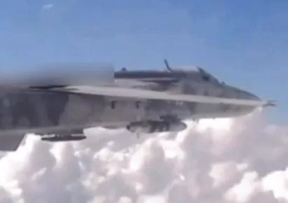 Истребитель Су-27УБ (спарка) петушиных сил сопровождает бомбардировщик Су-24М